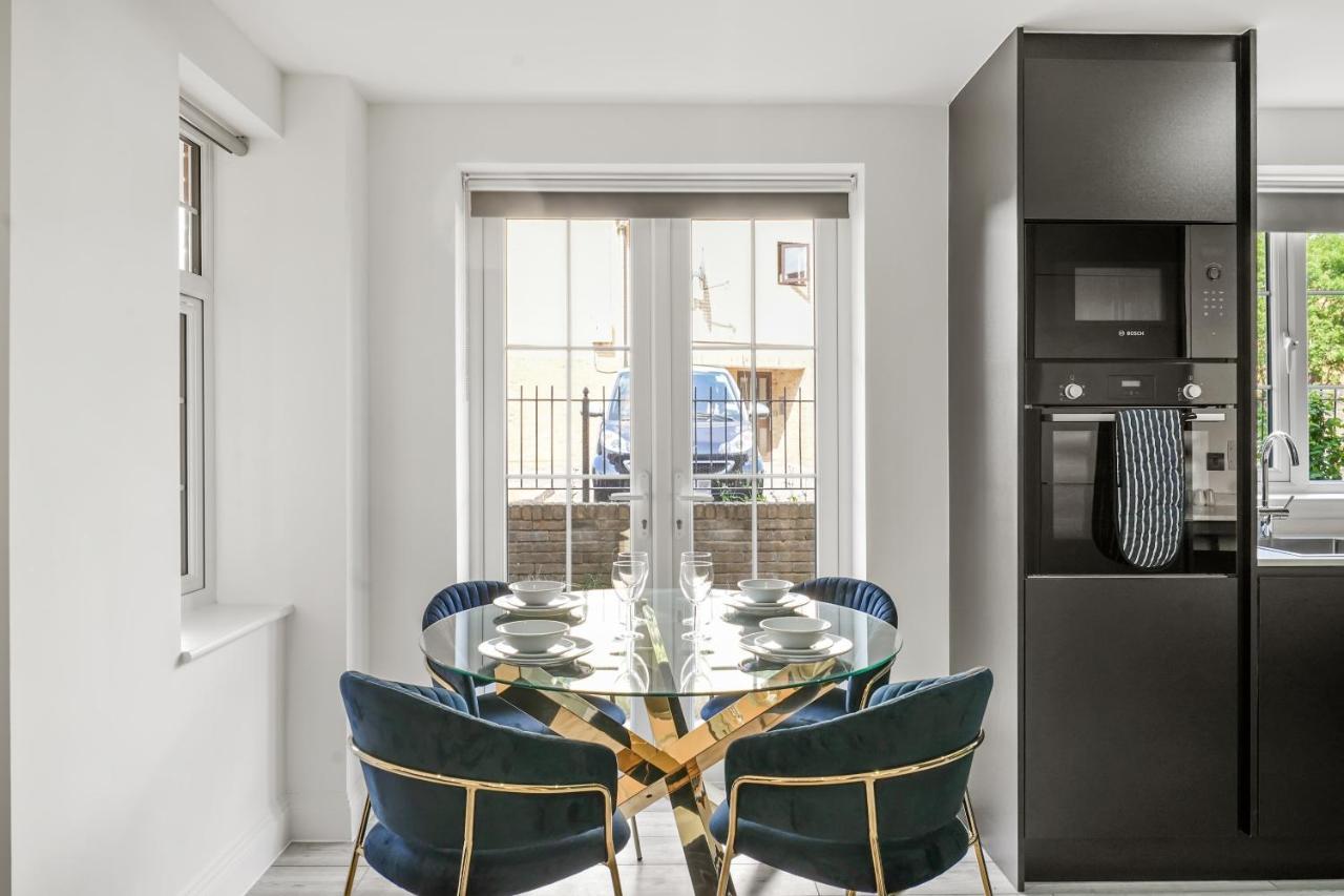 Drake House Apt 3 In Staines - Free Parking - Heathrow - Thorpe Park Esterno foto